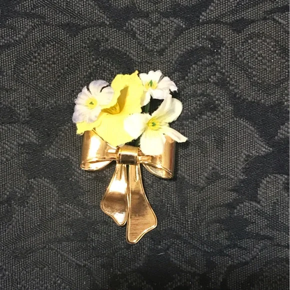 1980 AVON Gold Tone “Special Bouquet Corsage” Pin, Original Silk Flowers—Vintage - Picture 1 of 3